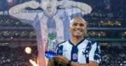 Monterrey convierte en eterno al Chupete Suazo tras sus homenajes