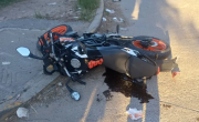 Chocaron un auto y una moto en Villa Elvira: hay un motociclista herido