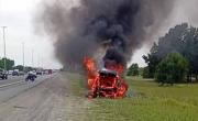 VIDEO. Un auto ardió en llamas en plena Autopista La Plata