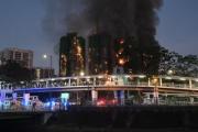 Ascienden a 83 los muertos por el incendio de un complejo de rascacielos en Hong Kong