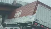 Choque en la Panamericana: un camión se incrustó contra un puente y generó demoras