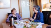 Es un orgullo dialogar con una mujer que ha marcado la historia de nuestro país: La cita que sostuvieron Jara y Bachelet