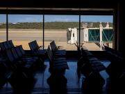 Venezuela canceló a seis aerolíneas sus permisos de vuelo y dejó al aeropuerto desolado: el sector aéreo salió a reclamarle a Maduro