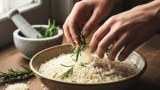Mezclar romero y arroz: por qué recomiendan hacerlo y para qué sirve