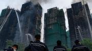 Ascienden a 128 los muertos por el enorme incendio de un complejo de rascacielos en Hong Kong