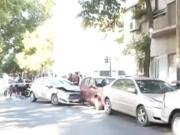 Chocó a tres autos estacionados y se atrincheró en el vehículo: tenía 1,5 de alcohol en sangre y manejaba con una pierna enyesada