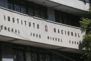Ataque en el Instituto Nacional: tres profesoras rociadas con bencina durante violenta irrupción