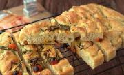 La receta fácil de la focaccia navideña con tomates cherry y romero