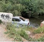 Encuentran vehículo abandonado en canal de regadío en Linares