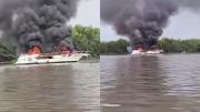 Impactante video: se prendió fuego un barco en medio del río Paraná y quedó destruido