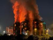 Culpan a los andamios de bambú por el letal incendio en Hong Kong