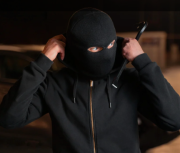 Sujeto goza de “detención domiciliaria, sale a robar una moto, y es aprehendido a los minutos por la Policía