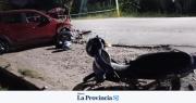 Brutal choque entre un auto y tres motos en Rawson