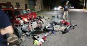 Terrible choque en Rawson: un auto intentó pasar a otro y embistió de frente a tres motos