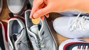 Por qué y para qué sirve poner una moneda dentro de las zapatillas antes de salir de casa