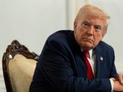 Donald Trump muestra contradicciones al anunciar el indulto de un narcotraficante y amenazar a Venezuela