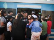 “Viajamos mal, todos aplastados: menos trenes, fallas técnicas y las demoras que sufren a diario los pasajeros del tren Sarmiento