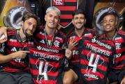 Flamengo festejó con una camiseta especial “a dormir” y De la Cruz chicaneó a Vitor Roque