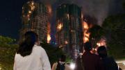 No podemos descartar posibilidad de más fallecidos: Aumentan a 146 las personas muertas en gigantesco incendio en Hong Kong