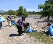 Jóvenes voluntarios recolectan más de 100 kilos de basura en jornada de limpieza del río Tolomosa en Tarija