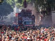 Locura en Río de Janeiro tras el título de Flamengo: del baño de masas para celebrar la Libertadores a los gases de la policía contra los hinchas