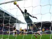 La Scaloneta a pleno en la Premier League: show de atajadas de Dibu Martínez para el triunfo del Aston Villa y la vuelta de Licha Martínez para el Manchester United