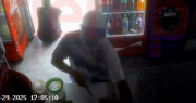 Video: impactante robo en un negocio del Barrio Aramburu, con un ladrón amenazando con un arma blanca