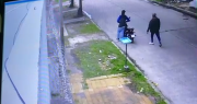 Video: atraparon a un ladrón rengo y a su cómplice en Ensenada tras robar una moto y esconderla en un terreno