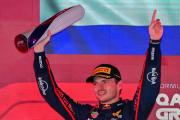 Verstappen pone patas arriba el Mundial de F1 y Sainz araña un épico podio