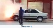 Un auto se incendió frente a una estación de servicio