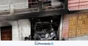 Un auto explotó dentro de un casa y hay un herido grave
