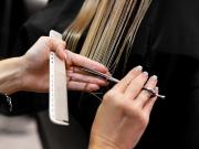 Calendario lunar de diciembre 2025: los mejores días para cortar el cabello según las fases de la Luna