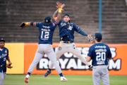 Magallanes vino de atrás ante Tiburones y cerró la semana invicto