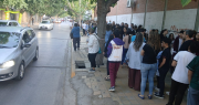 Largas filas frente a la Escuela Industrial, en el día del primer examen de ingreso a los colegios preuniversitarios