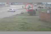 Corría una picada en moto y terminó incrustado en el parabrisas de una camioneta (VIDEO)