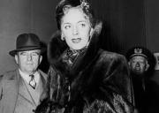 Un 1 de diciembre el diario New York Daily News informó sobre Christine Jorgensen: El primer caso de cirugía de reasignación de sexo