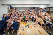 El tremendo festejo de los jugadores de Gimnasia en el vestuario, con Nico Barros Schelotto y Zaniratto como banderas