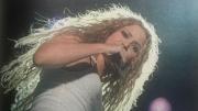 “Shakira es la nueva reina de los bajitos”: una tormenta imparable, 14 mil personas y 16 canciones marcaron el show de la colombiana en el Uruguay del 2000