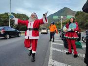 ¡En fotos y video! Santa de la Cota Mil llega para recibir la Navidad: así se celebra la tradición caraqueña
