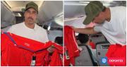 Claudio Bravo sorprende a pasajeros de avión y regala 200 camisetas de La Roja