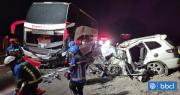 Dos muertos y dos heridos deja colisión frontal entre bus y auto en la región de Tarapacá