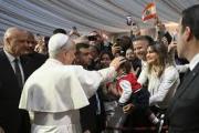 En una misa multitudinaria en Beirut, el papa pide nuevos enfoques para la paz