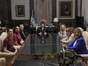 Fílmeme señora, así me ve mi Presidente: Milei recibió a la policía que protagonizó un video viral