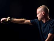 “Me mordieron más de 200 víboras”: la impactante historia del hombre cuya sangre podría producir antiveneno