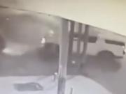 Borracho, perdió el control de su Ford Ranger, derrapó y un detalle evitó que destruyera una casa en La Plata