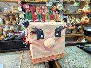 Los cochinitos navideños son reciclados: así reciben en locales el cariñito de los clientes