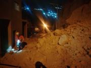 Desprendimiento de material en Bajo Llojeta afecta una vivienda y bloquea vía