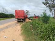 Chofer muere tras ser embestido por un camión cuando alertaba que su bus quedó varado