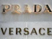 Prada concreta la compra de Versace en una operación millonaria y prepara su relanzamiento