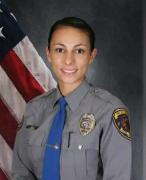 Policía pierde su trabajo por atacar a su exnovio y a su nueva novia en su casa